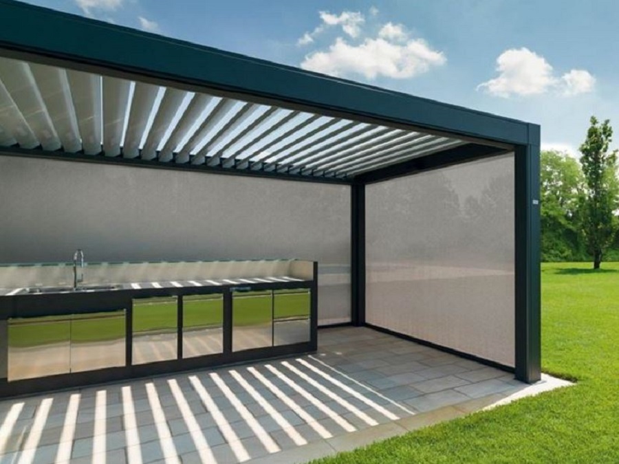 PERGOLA BIOCLIMATICA A LAMELLE ORIENTABILI CON TENDE INTEGRATE NELLA STRUTURA AUTOPORTANTE OPERA PRATIC